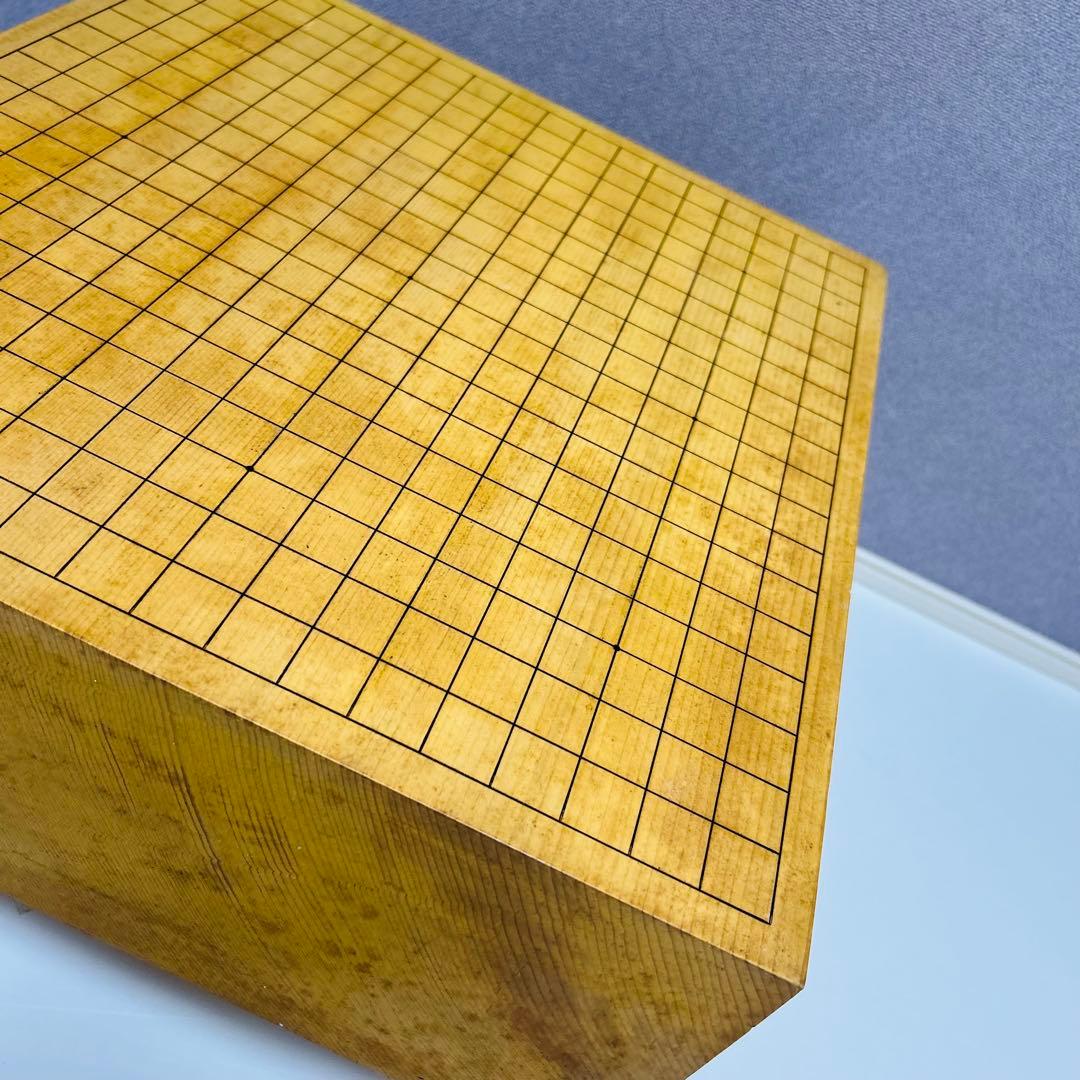 【送料無料】高級 国産 極厚 5.7寸 囲碁 本榧 柾目 目が繊細 ヘソ 脚付き