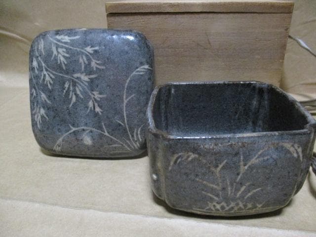 ネズミ志野　蓋物　桃山時代　P71-2