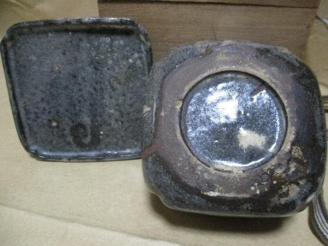 ネズミ志野　蓋物　桃山時代　P71-2