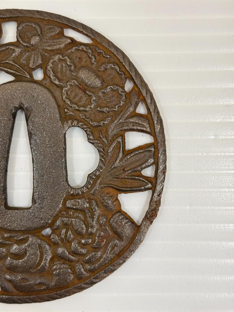 鍔(つば)　鉄製　日本刀　アンティーク