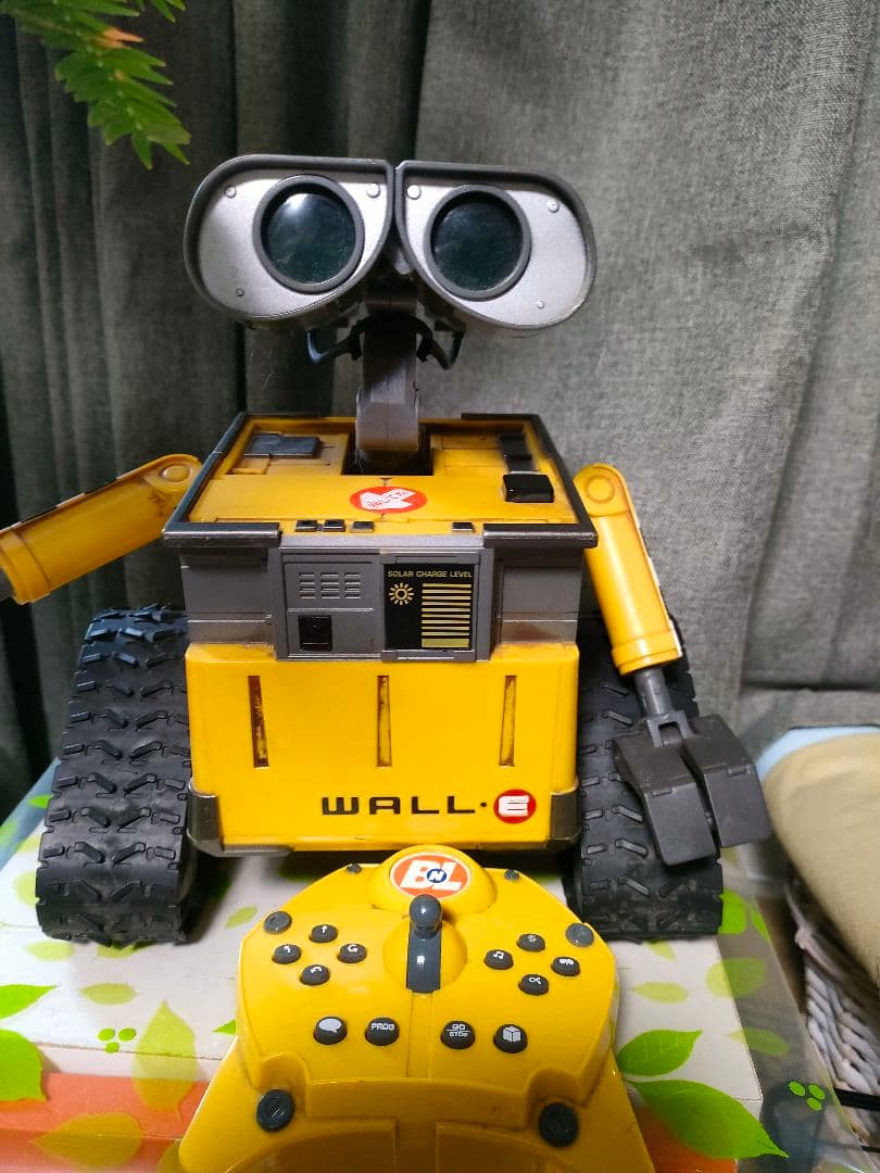 WALL-E 美品 目が青色に光るしゃべる動くリモコン付き汚れ加工されてます