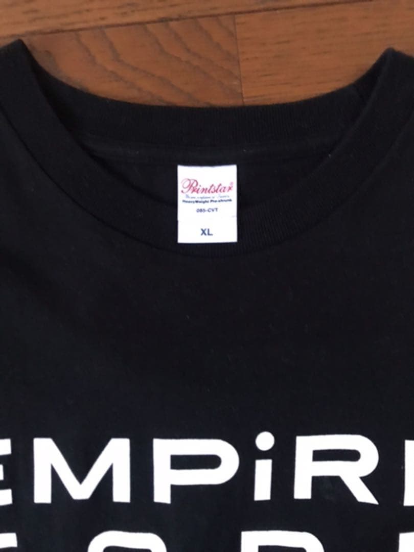 EMPiRE Tシャツとカセットテープ