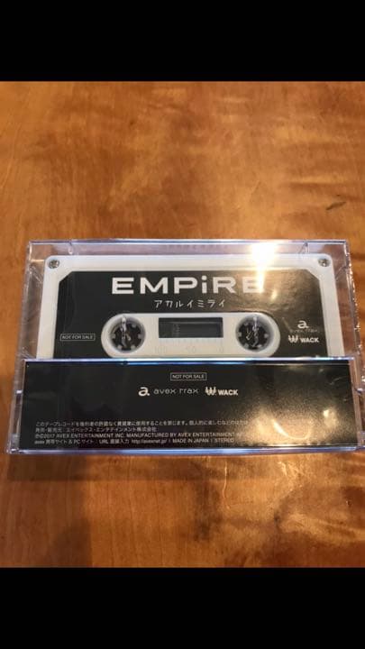 EMPiRE Tシャツとカセットテープ