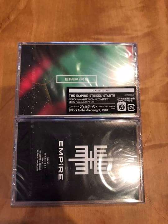 EMPiRE Tシャツとカセットテープ