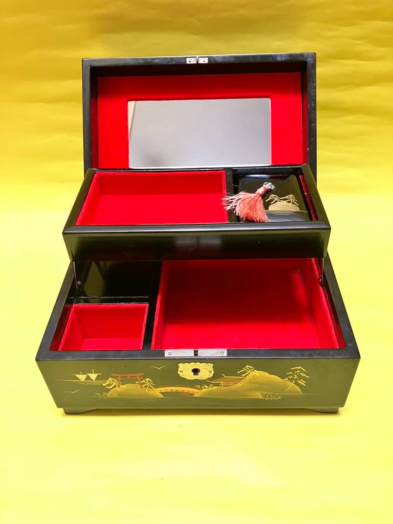 漆器小物入　山と寺院のデザイン　塗り物　螺鈿細工　オルゴール 鍵付　宝石化粧箱