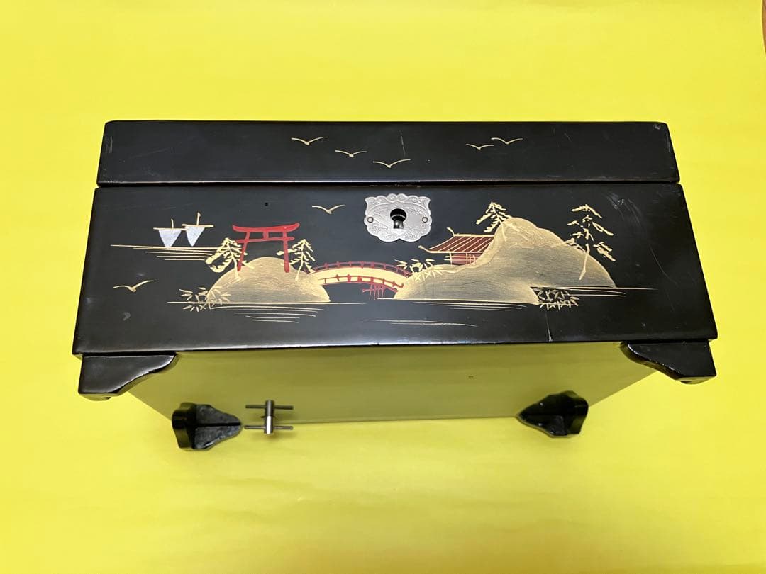 漆器小物入　山と寺院のデザイン　塗り物　螺鈿細工　オルゴール 鍵付　宝石化粧箱