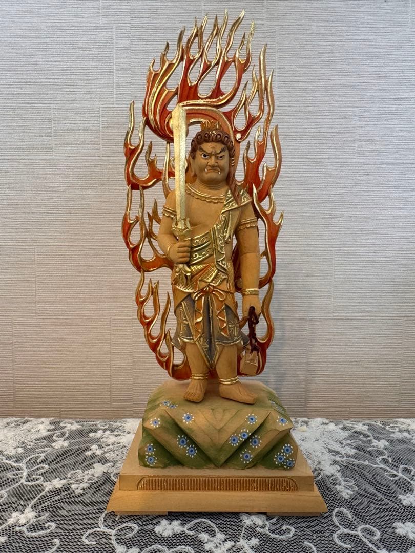 柘植彩色切金不動明王　炎の背景付き 約23.5cm