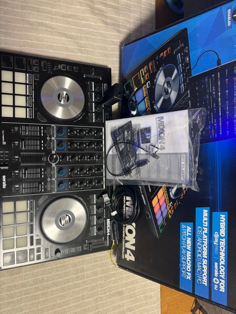 Reloop Mixon 4 DJ コントローラー (Serato, djay)