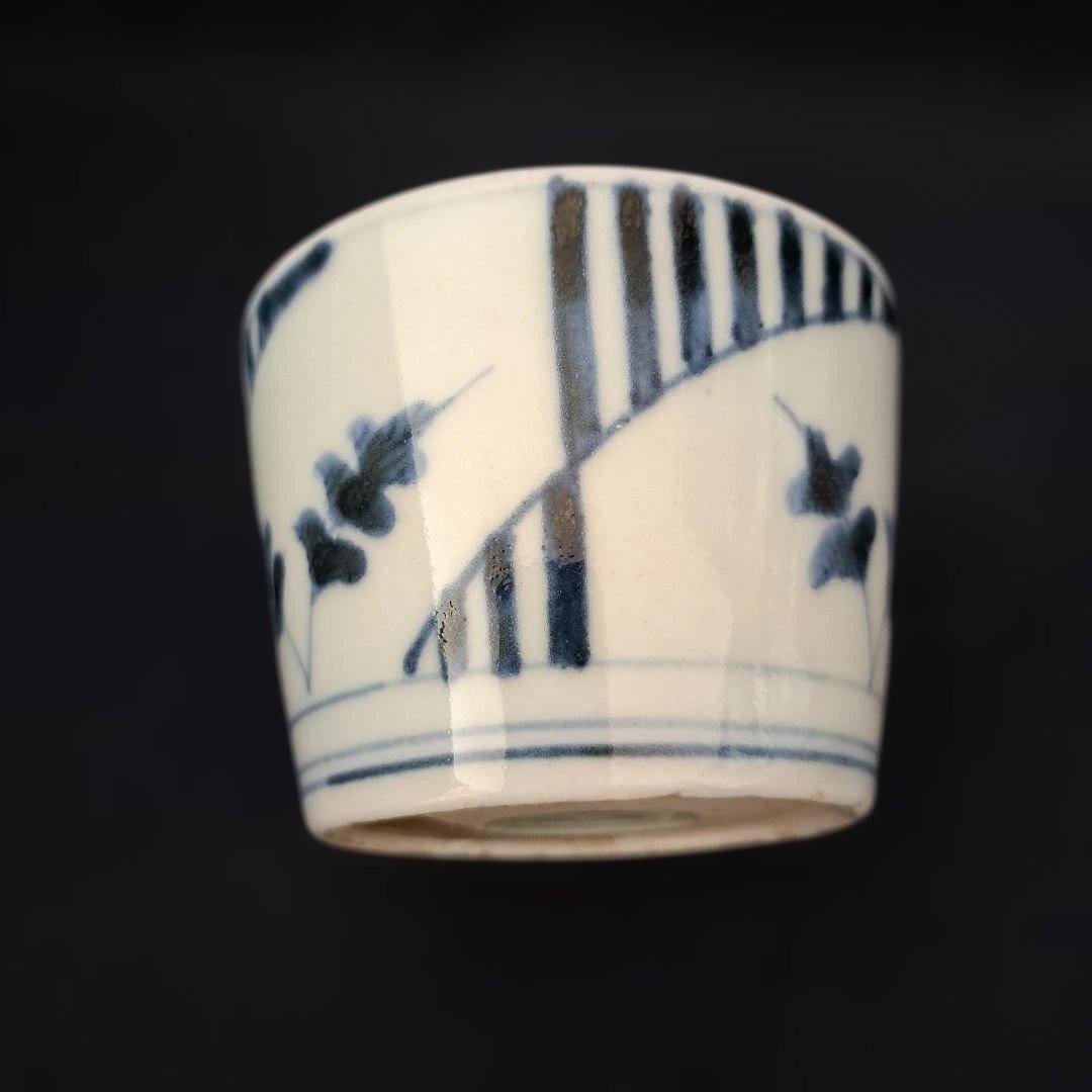 「すっきりデザイン 線と羊歯(しだ)」 古伊万里蕎麦猪口(直径7.5cm) 骨董