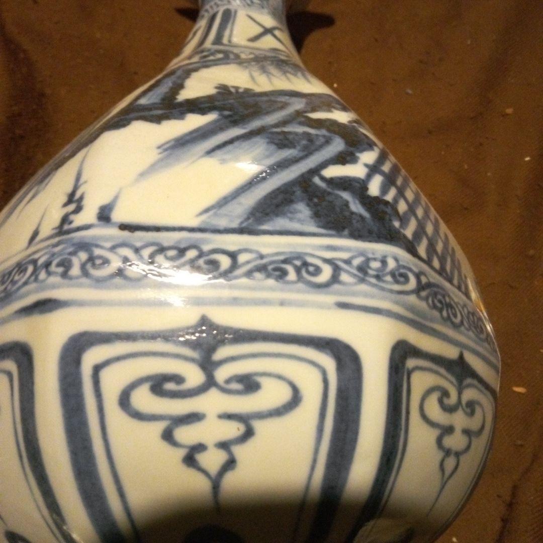 中国陶磁器　元染付　青白磁の花瓶 人物と植物の絵柄