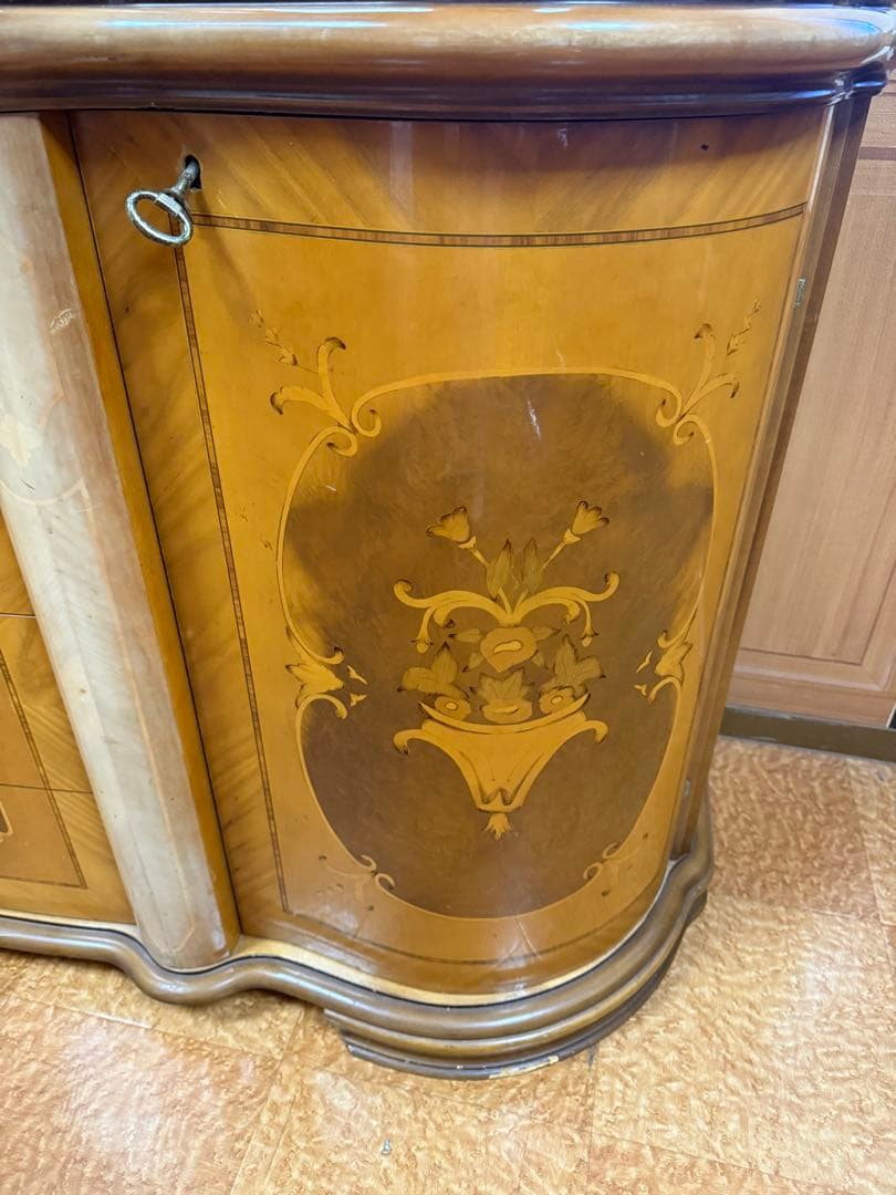 高級ヴィンテージイタリア製キャビネットセット - 独自の美と歴史を持つ家具