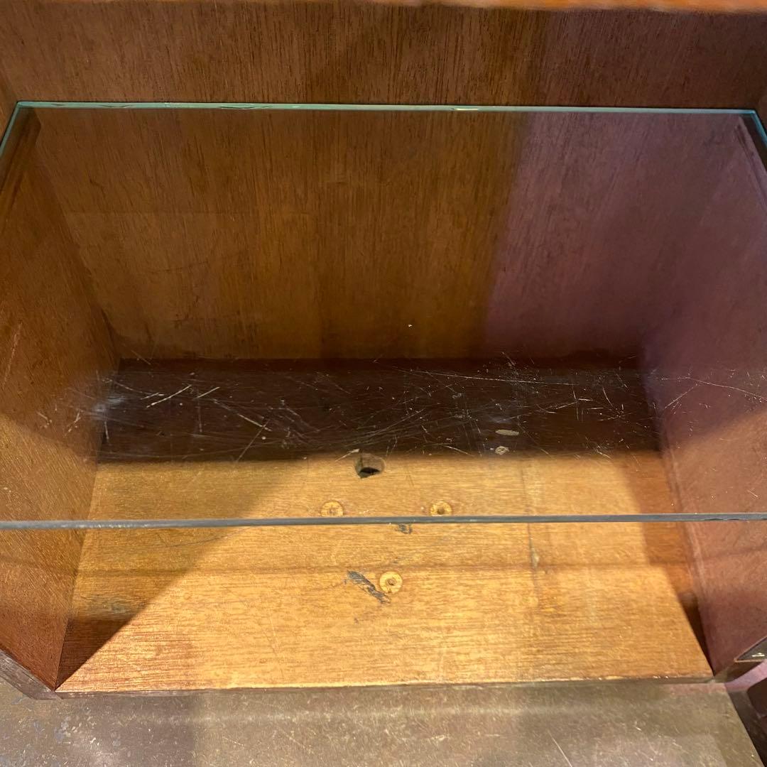 扉と持ち手の付いた古い二段ガラスケース アンティーク