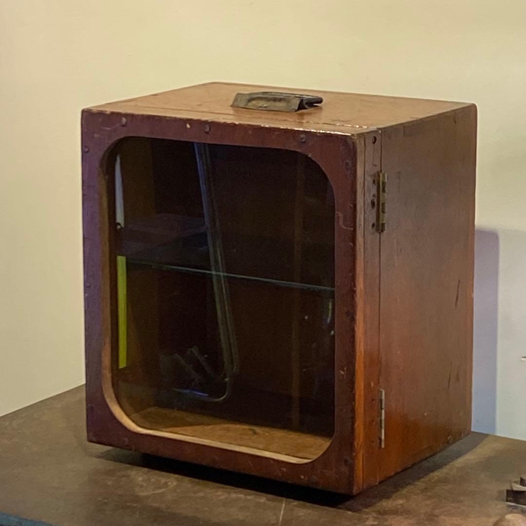 扉と持ち手の付いた古い二段ガラスケース アンティーク