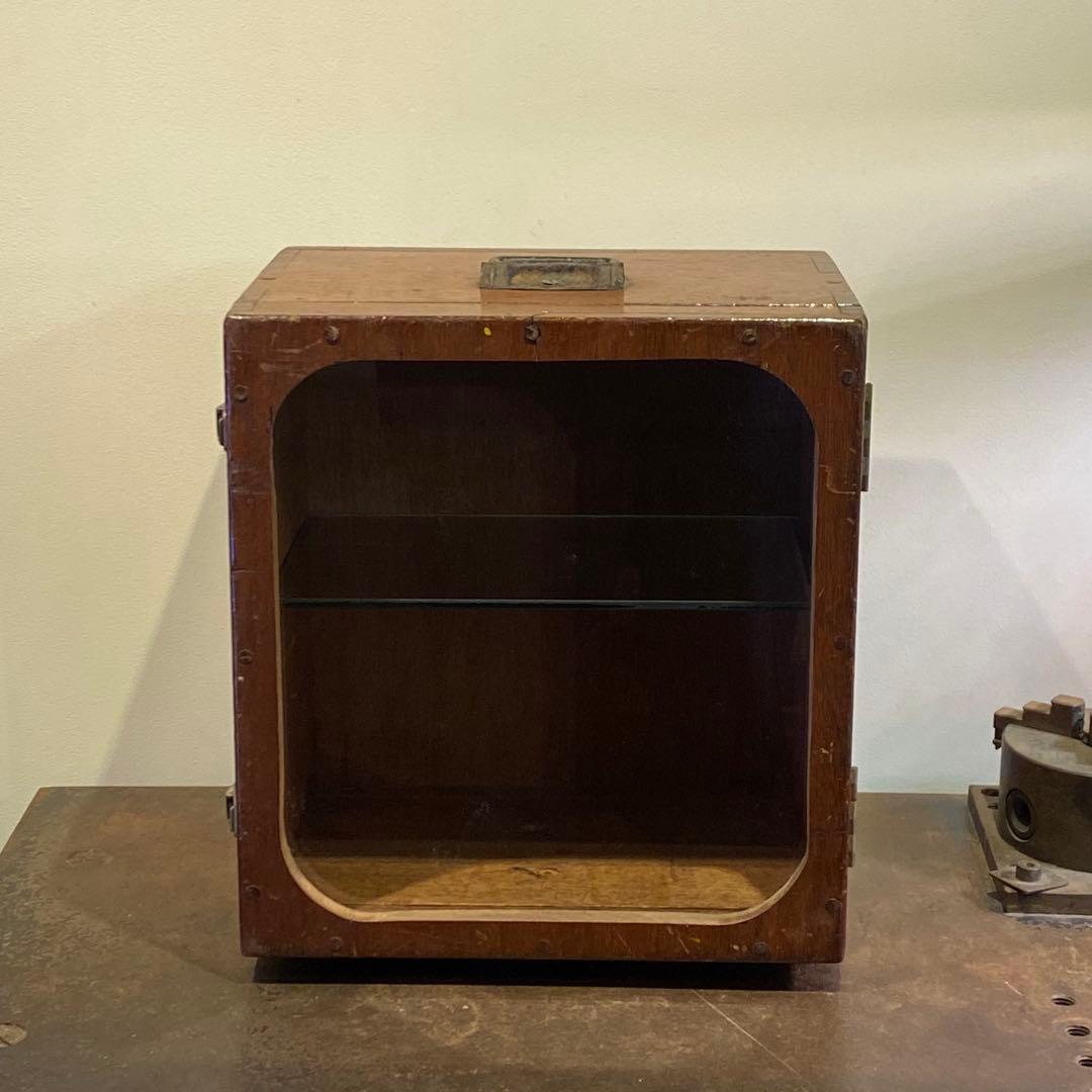 扉と持ち手の付いた古い二段ガラスケース アンティーク