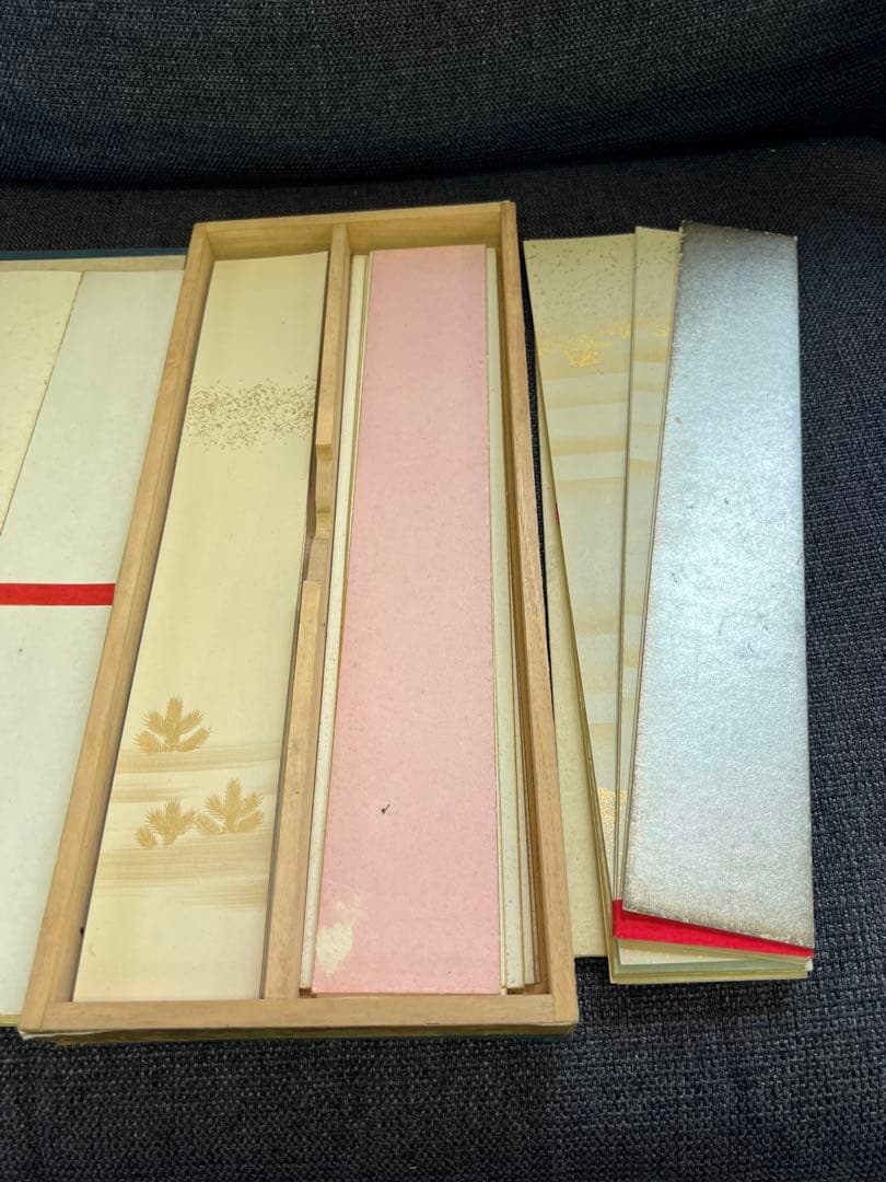 蔵出　短歌 和歌 古筆 料紙 美麗装飾 書道 木箱入り 骨董品 コレクション　書