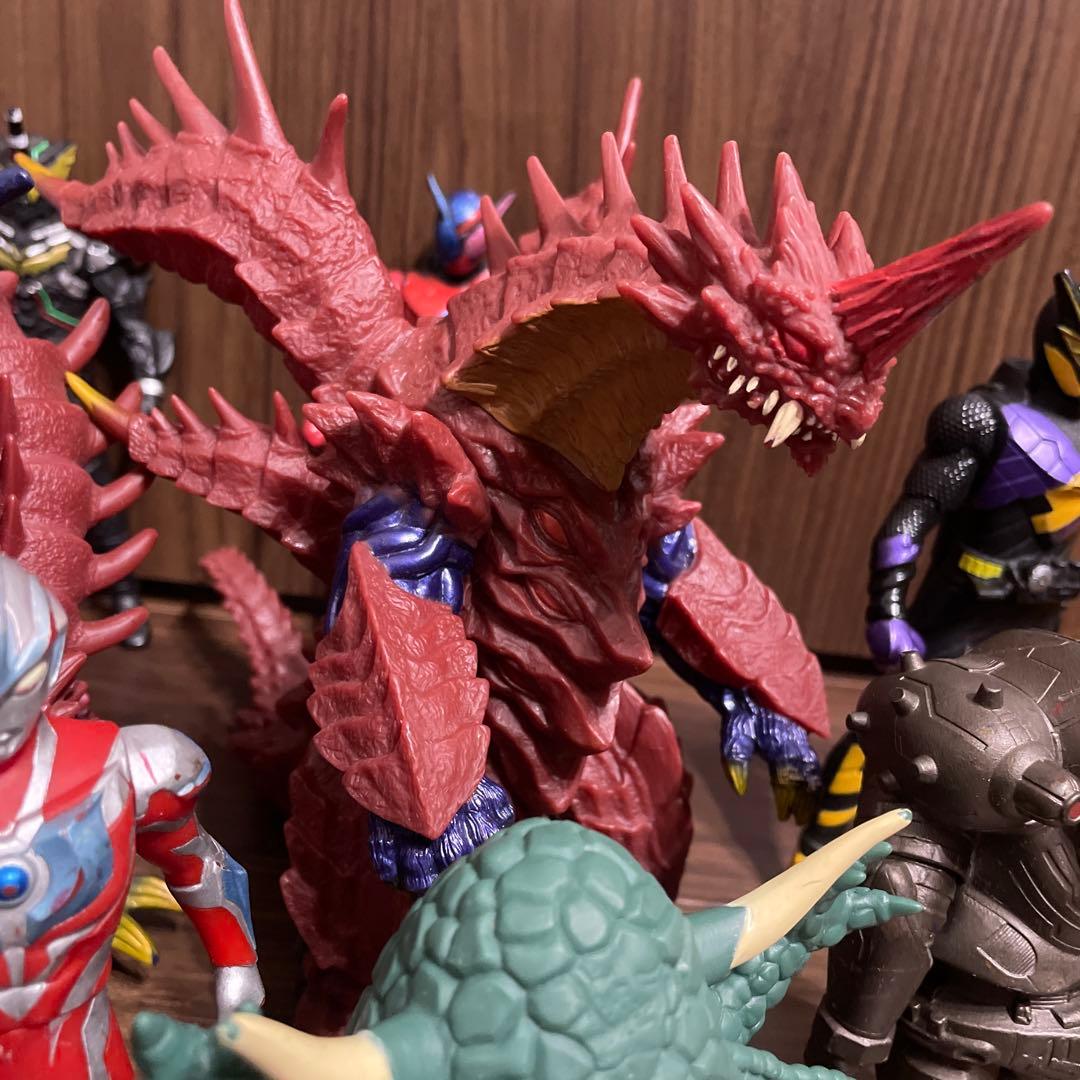【送料無料】ウルトラマン&怪獣&仮面ライダー16体セット
