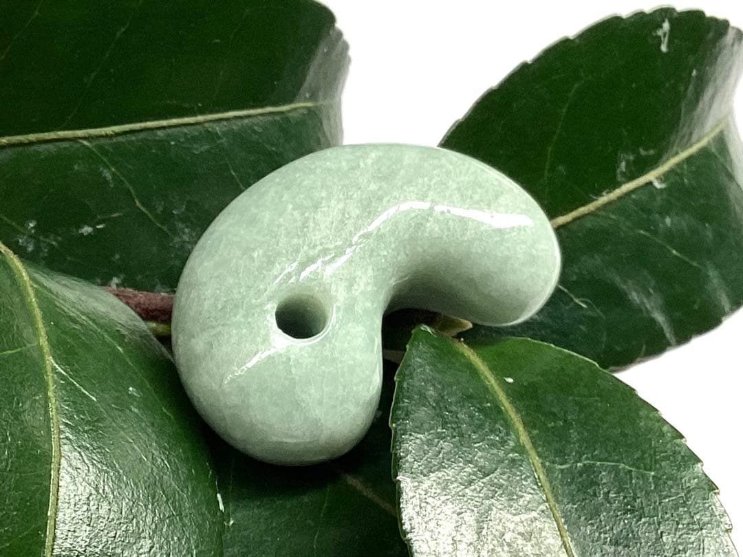 ✳綺麗な肌目の勾玉を‼️ 糸魚川翡翠本物硬玉‼️ お身近の守護石*お守りに　鑑別書付