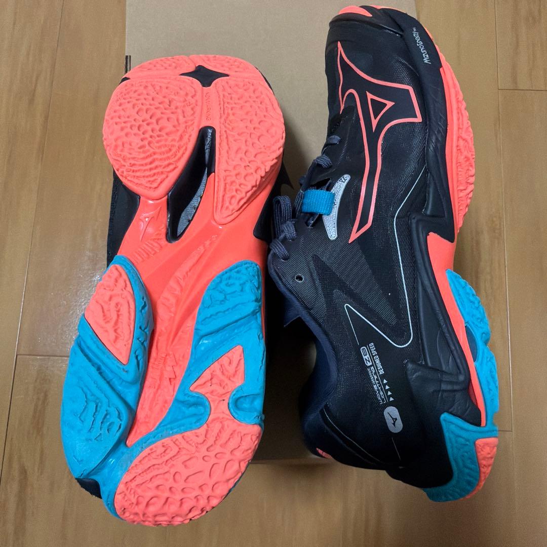 限定カラーMizuno ウェーブライトニングZ8 27.5センチ