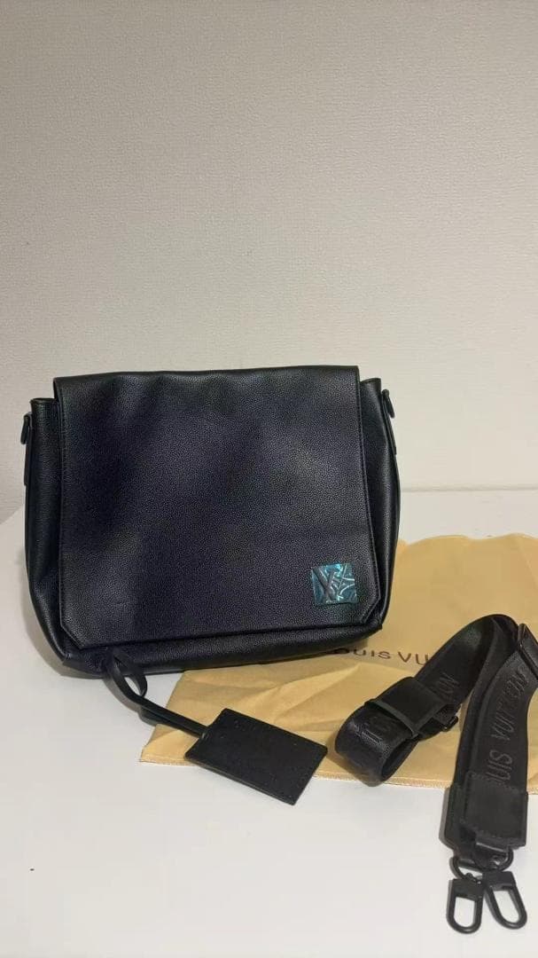 M57080ブラック レザー メッセンジャーバッグ ショルダーバッグ