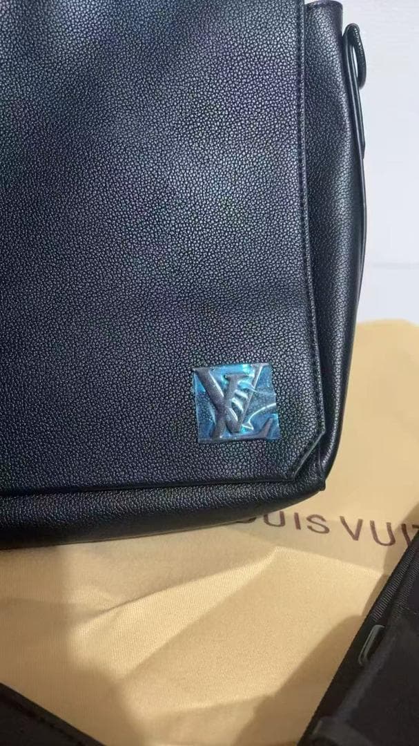 M57080ブラック レザー メッセンジャーバッグ ショルダーバッグ