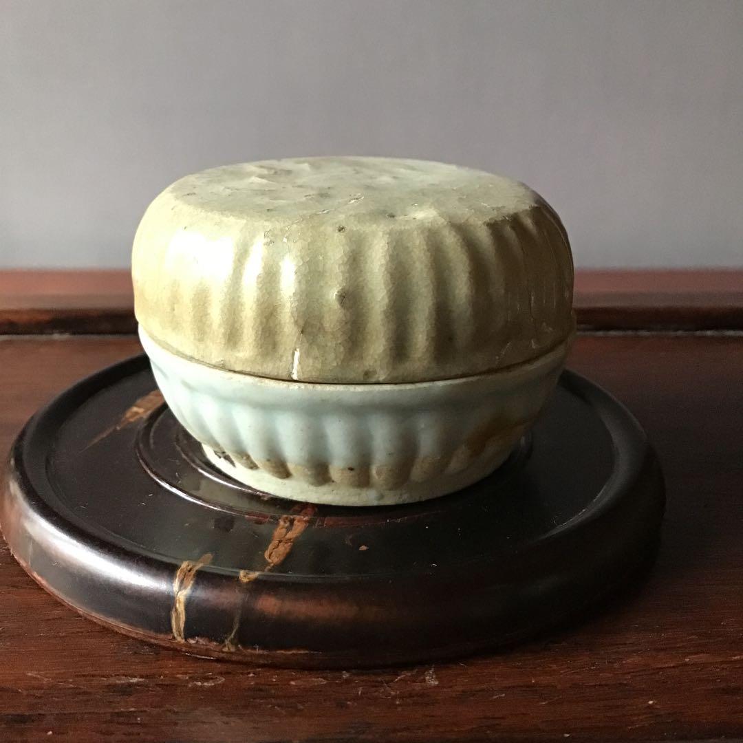 宋　青白磁　陽刻花　香合