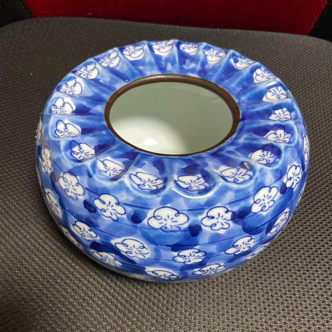 青色と白色の花模様の茶碗