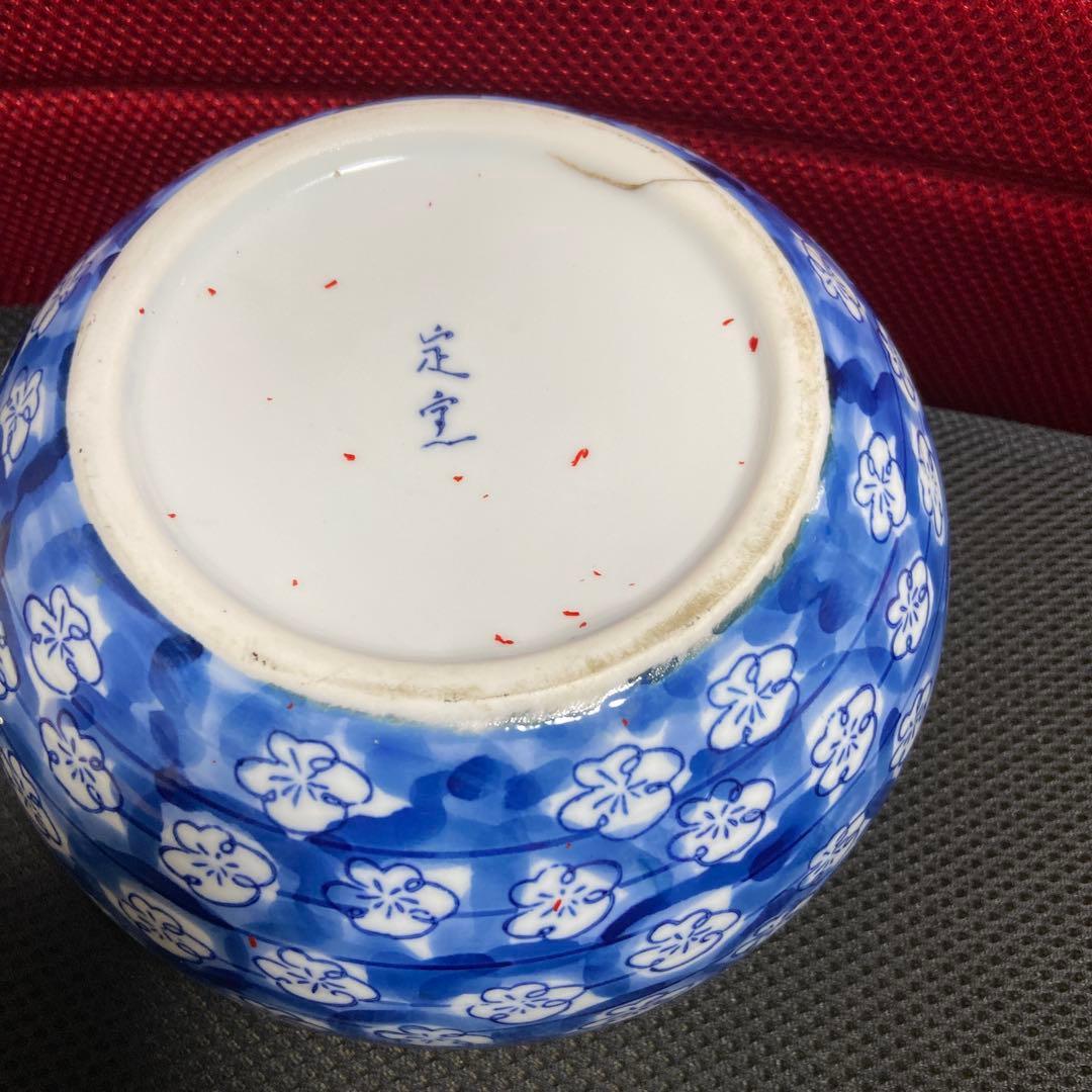 青色と白色の花模様の茶碗