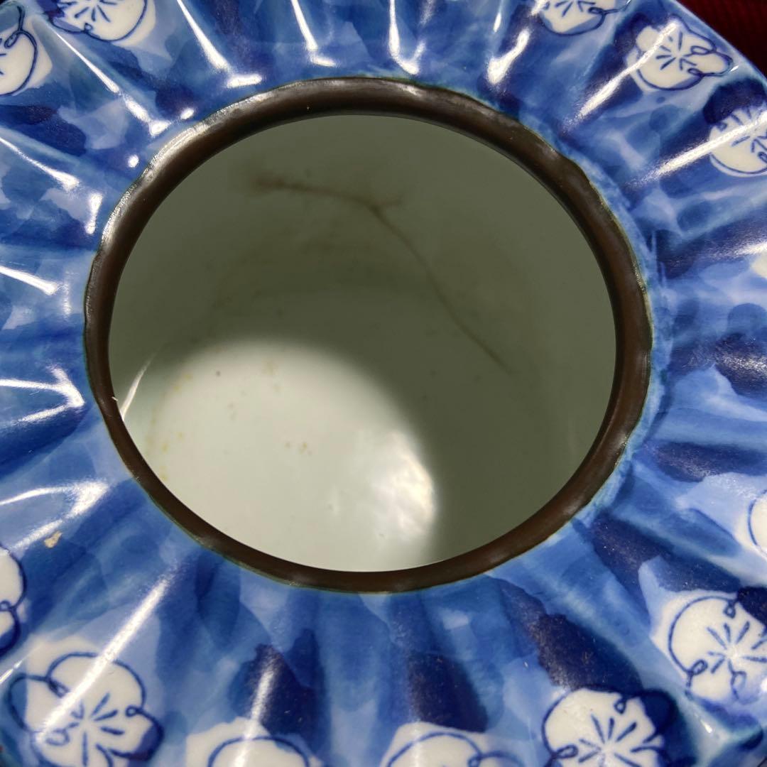 青色と白色の花模様の茶碗