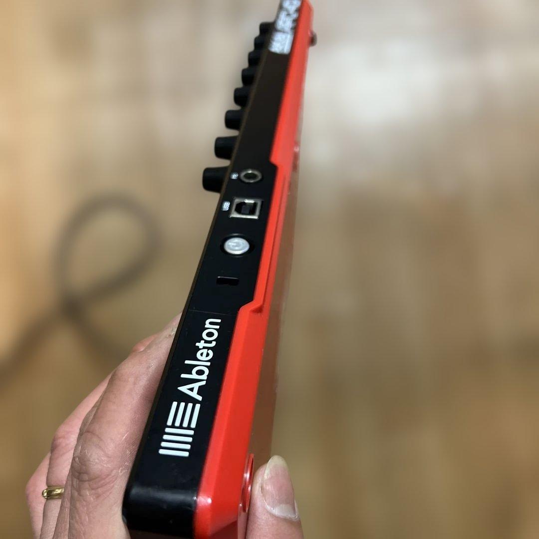 AKAI APC40 MIDIコントローラー中古品です。