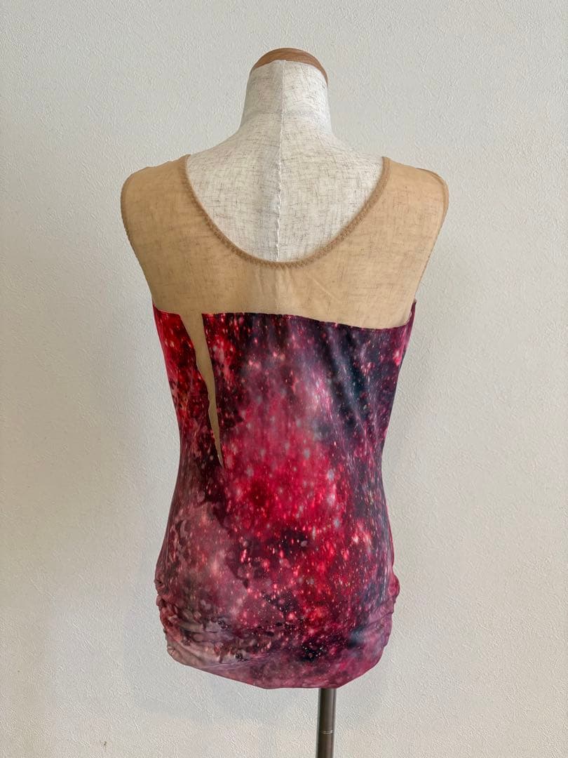 140バトン衣装　赤系プリント生地