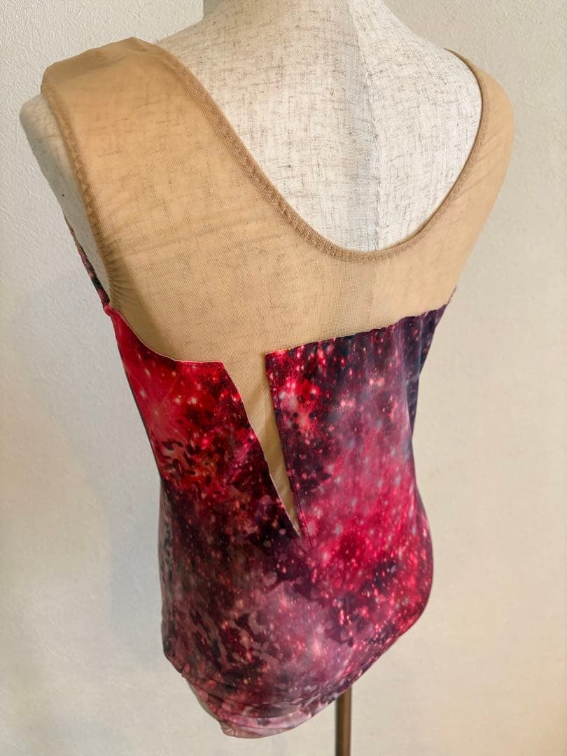 140バトン衣装　赤系プリント生地