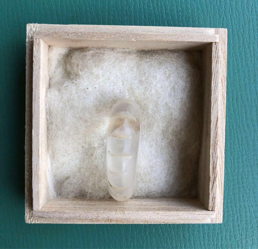 勾玉　（e）　箱付き