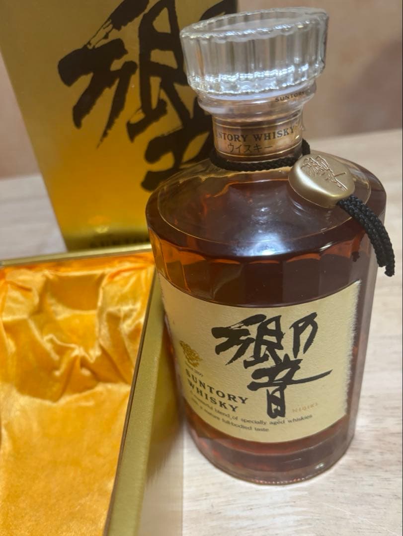 サントリー響 ウイスキー 金色ボックス入り（汚れあり）SHN01