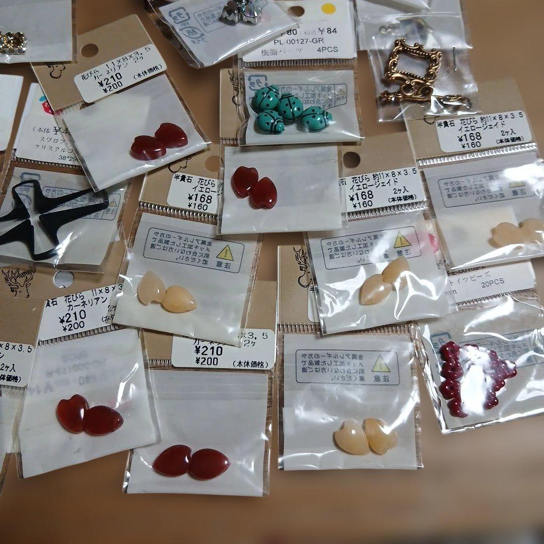 3番。スワロフスキー.ガーネット。