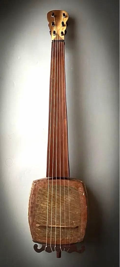 超個性派フレットレスギター　三味線ボディ×魚皮張り　ショートスケール　ケース付