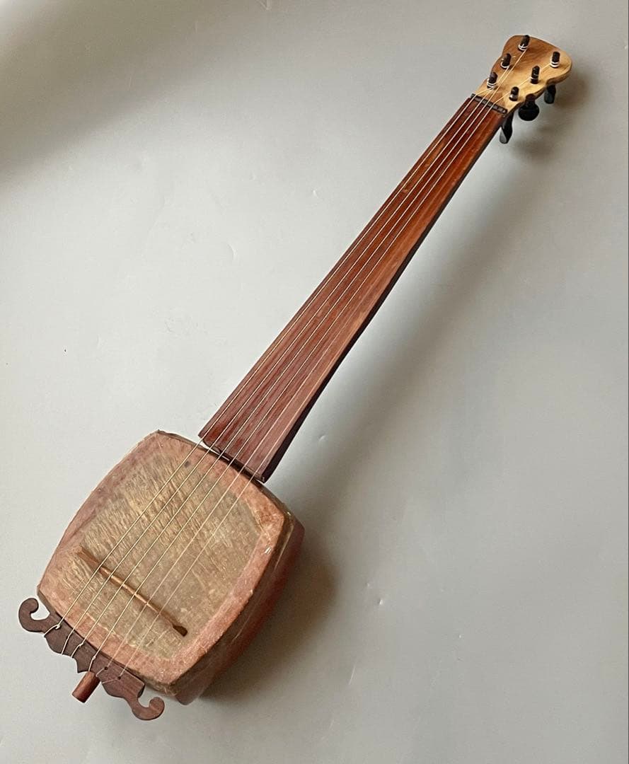 超個性派フレットレスギター　三味線ボディ×魚皮張り　ショートスケール　ケース付