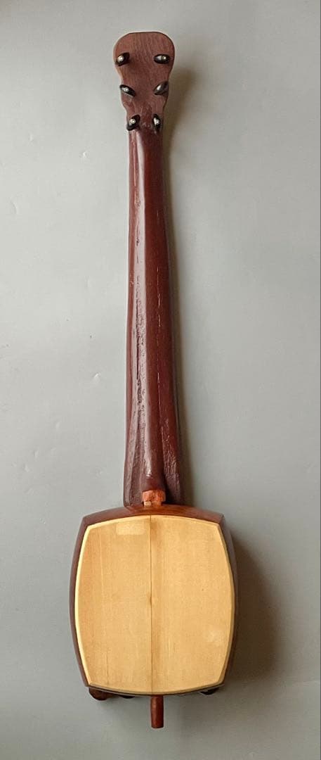 超個性派フレットレスギター　三味線ボディ×魚皮張り　ショートスケール　ケース付