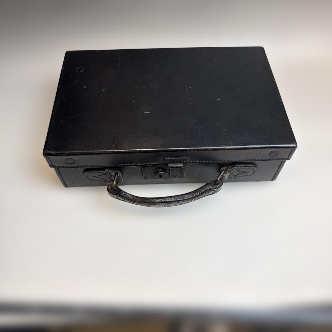 昭和初期のレトロな黒の革製の旅行カバン (※サイズ確認必要です。)