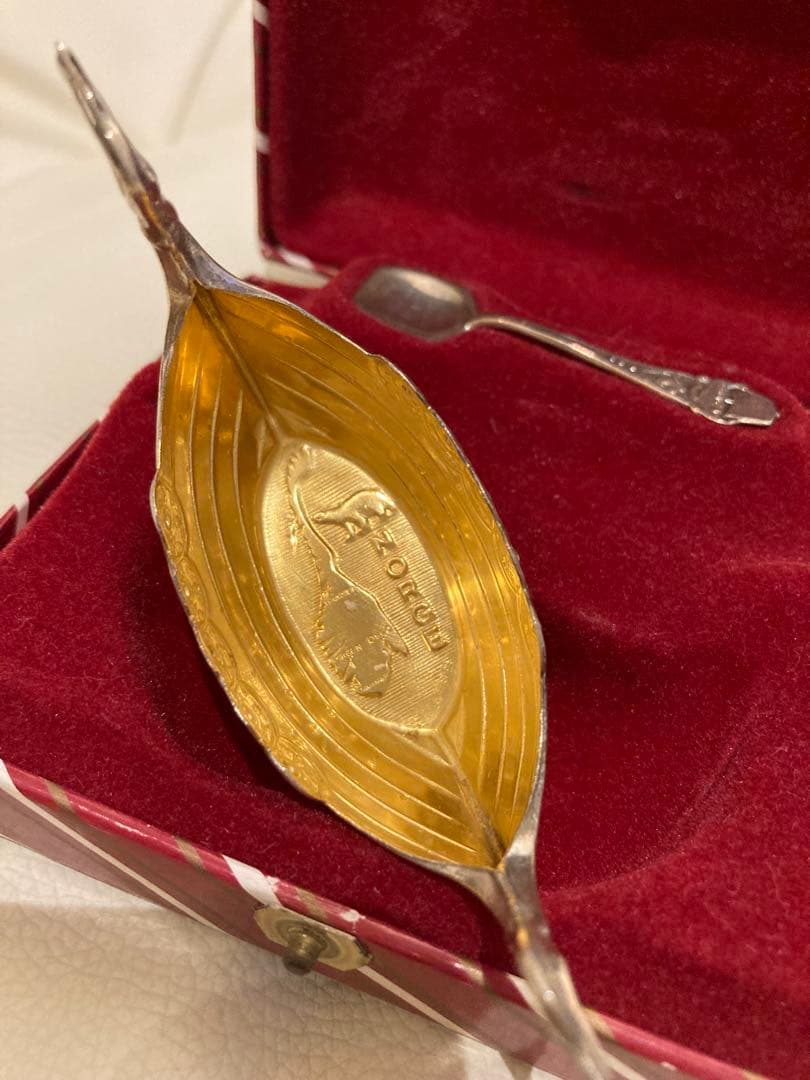 銀製バイキング船型容器とスプーン