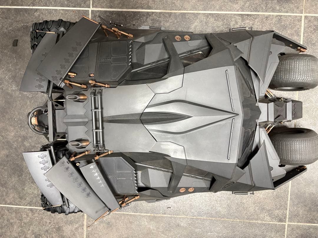 『バットマン ビギンズ』バットモービル　ホットトイズ製　1/6スケール・ビークル