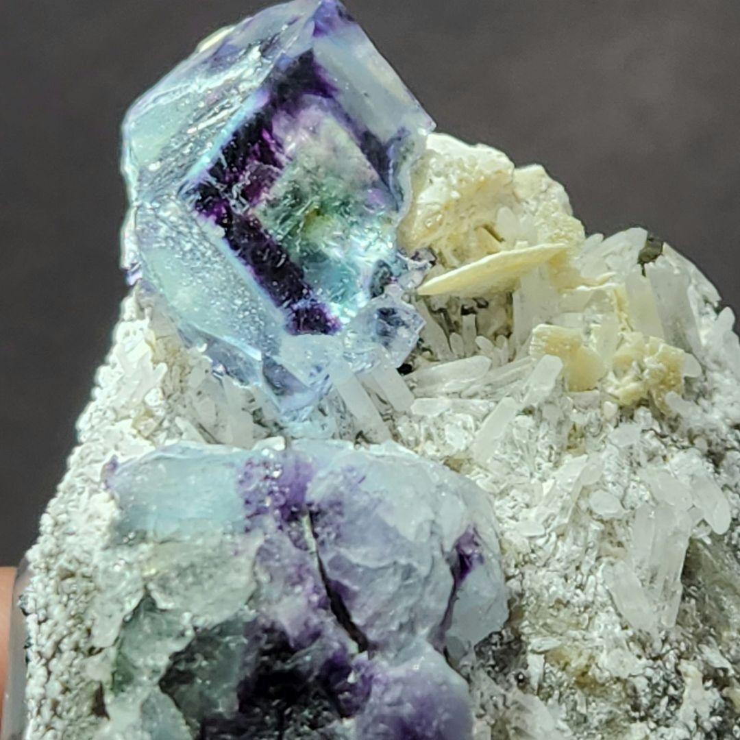 高品質✨美麗ゾーニング フローライト＆ クォーツ＆パイライト共生原石