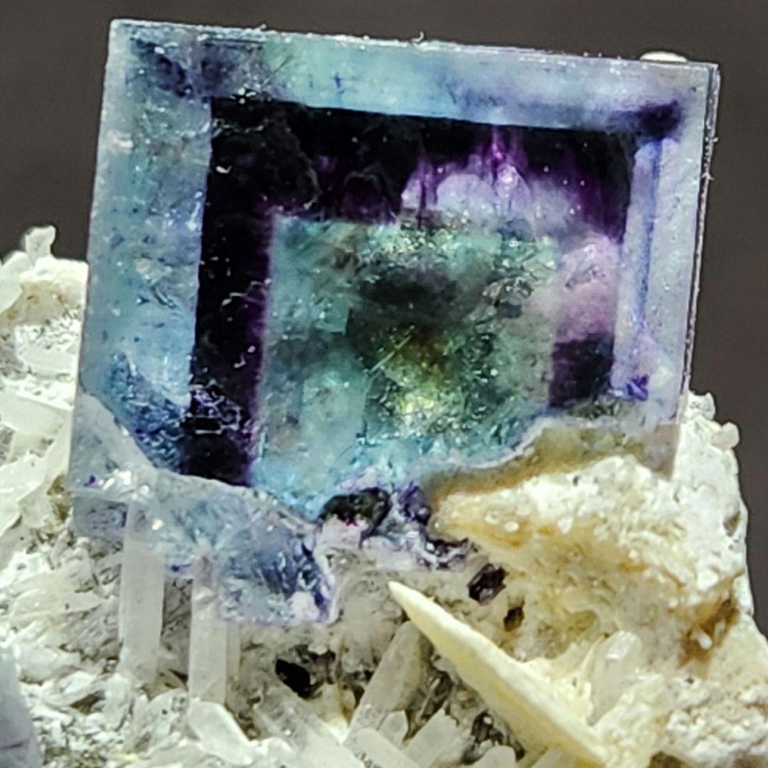 高品質✨美麗ゾーニング フローライト＆ クォーツ＆パイライト共生原石