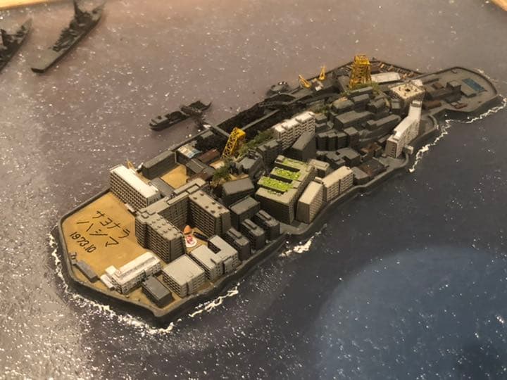 軍艦島完成品　　過去と現代　ジオラマ
