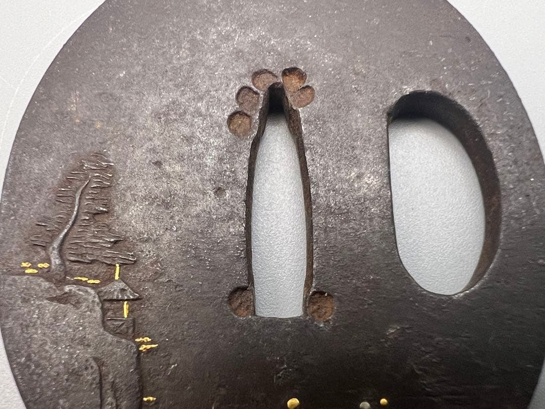 江戸期　小鉄鍔　人物風景図　金銀象嵌　金家在銘　刀装具　重量約52g　専用箱付