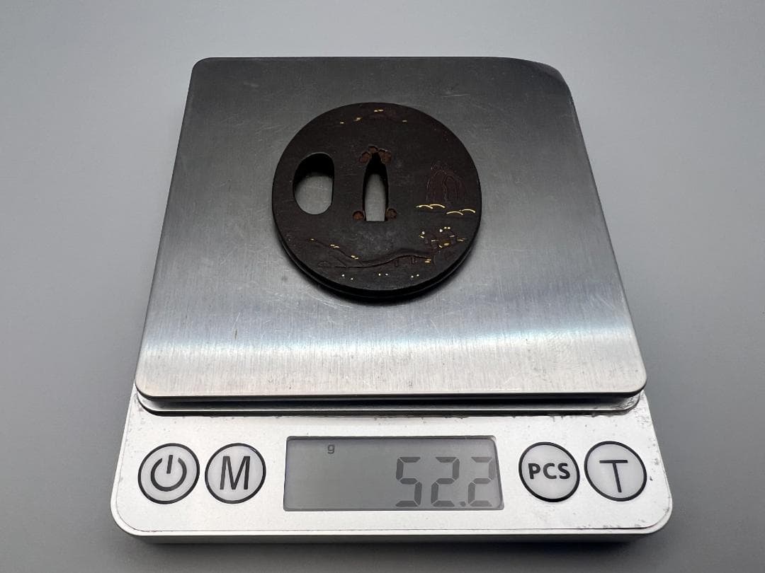 江戸期　小鉄鍔　人物風景図　金銀象嵌　金家在銘　刀装具　重量約52g　専用箱付