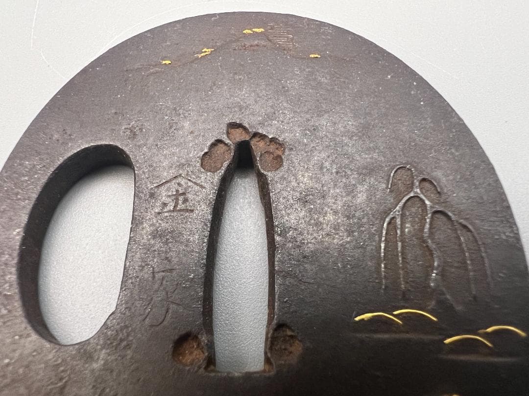 江戸期　小鉄鍔　人物風景図　金銀象嵌　金家在銘　刀装具　重量約52g　専用箱付