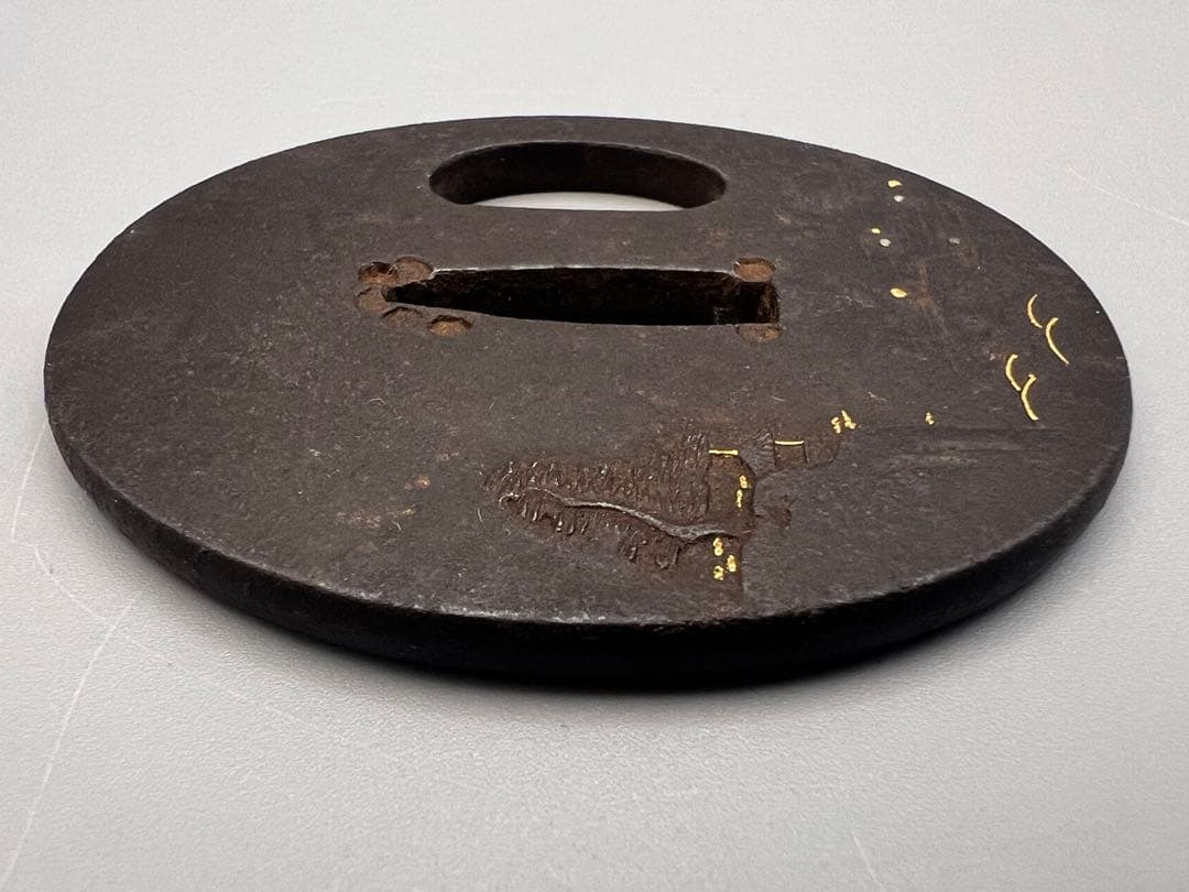 江戸期　小鉄鍔　人物風景図　金銀象嵌　金家在銘　刀装具　重量約52g　専用箱付