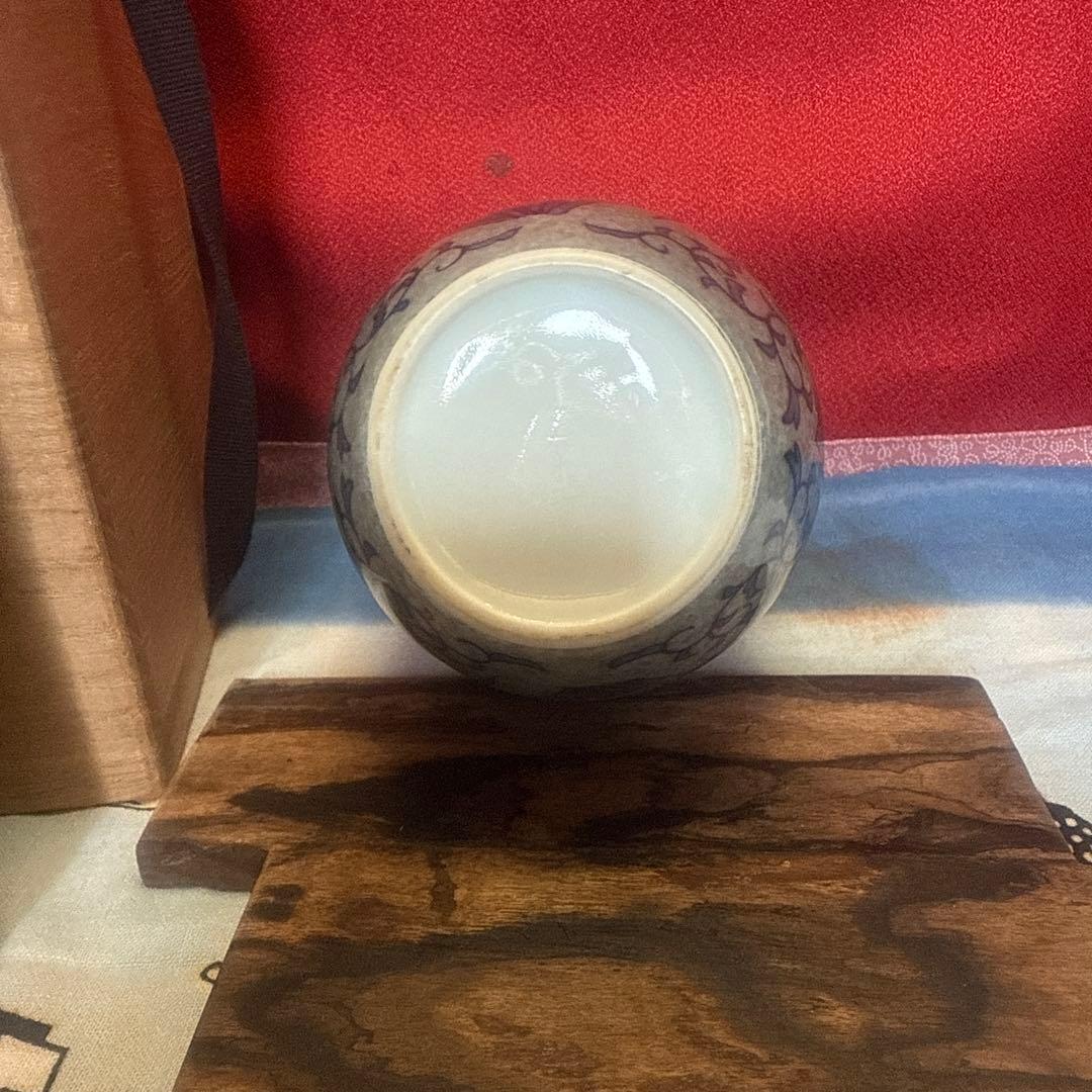 人間国宝13代今右衛門本人作高台彫印色鍋島吹墨薄墨草重ね花文共箱付き