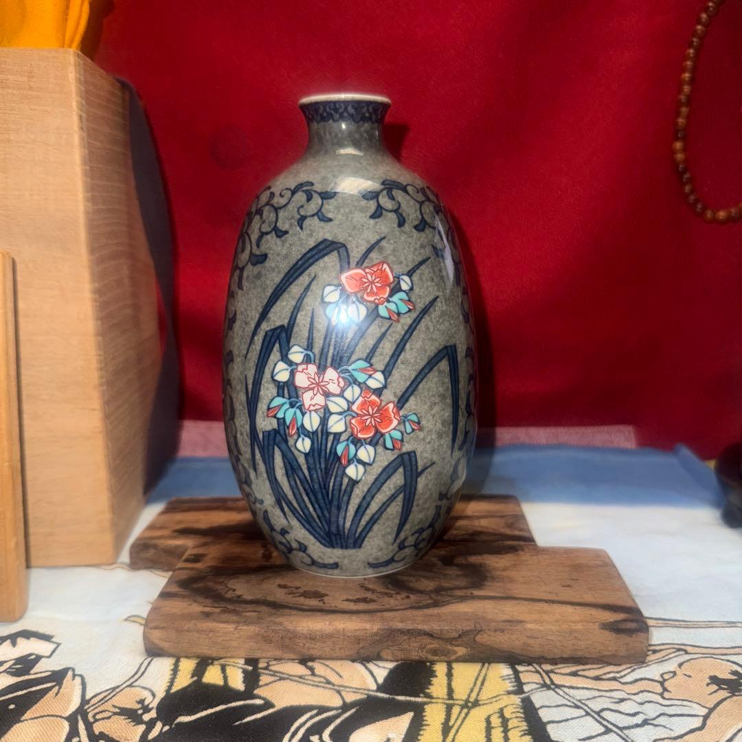 人間国宝13代今右衛門本人作高台彫印色鍋島吹墨薄墨草重ね花文共箱付き