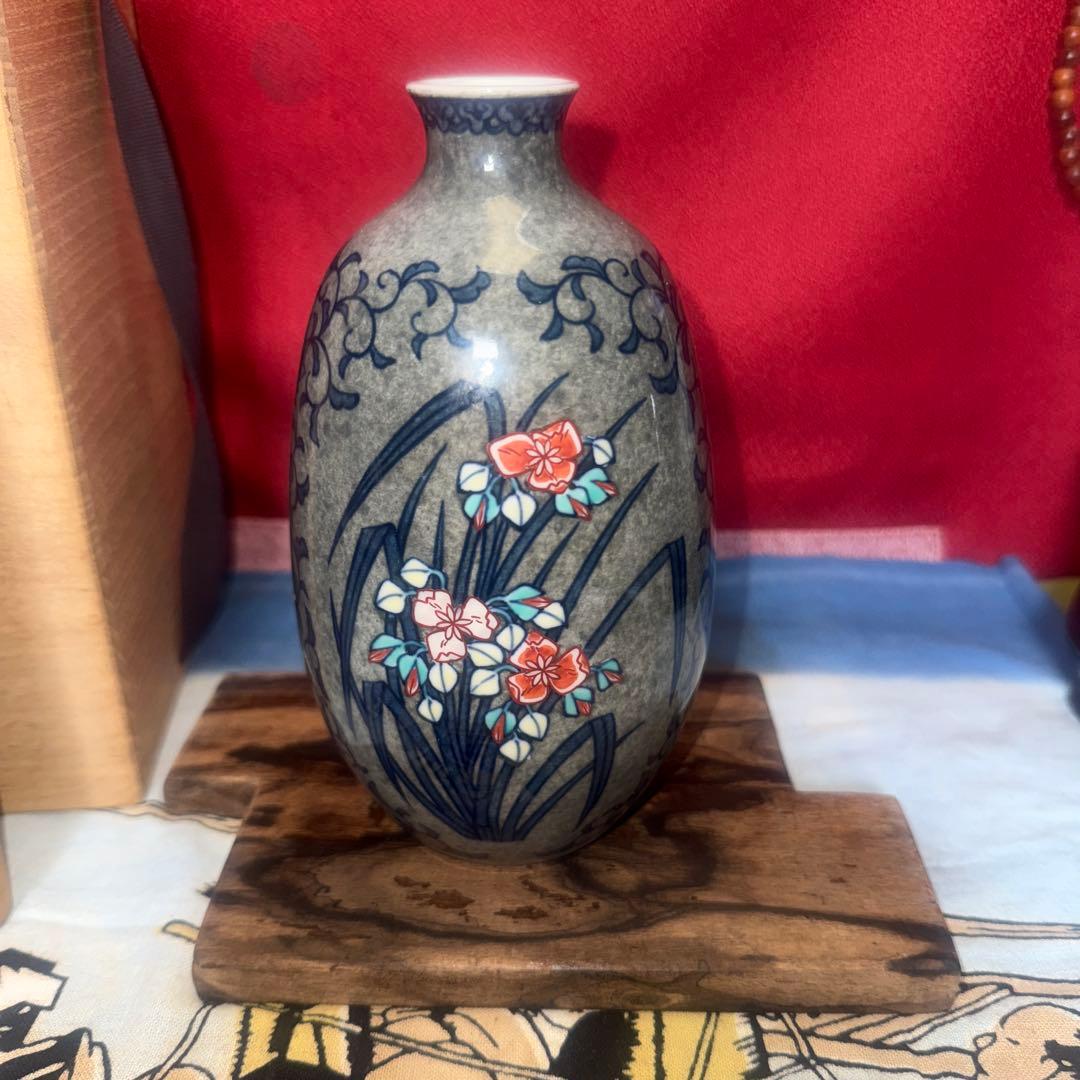 人間国宝13代今右衛門本人作高台彫印色鍋島吹墨薄墨草重ね花文共箱付き